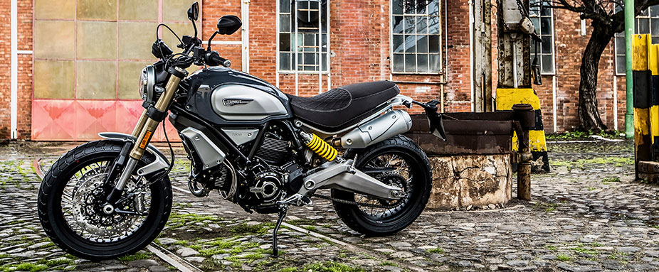 Das Motorrad Ducati Scrambler, stehend von der Seite